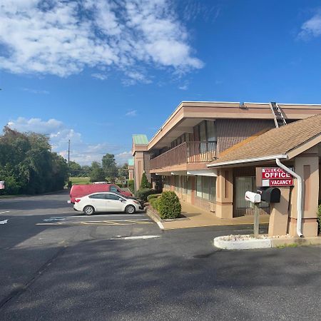 Travelers Inn South Brunswick Terrace Exterior foto