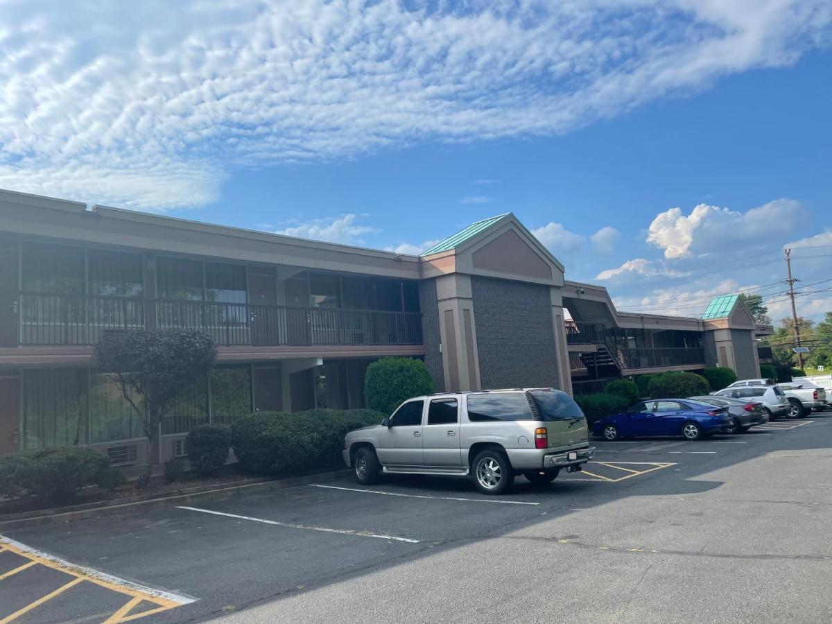 Travelers Inn South Brunswick Terrace Exterior foto