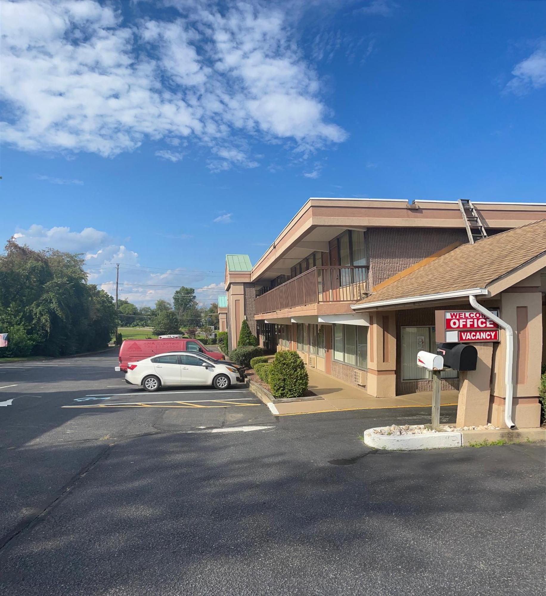 Travelers Inn South Brunswick Terrace Exterior foto